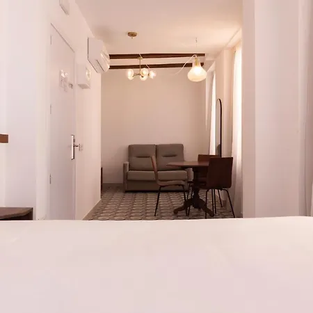 19-30 Hotel
